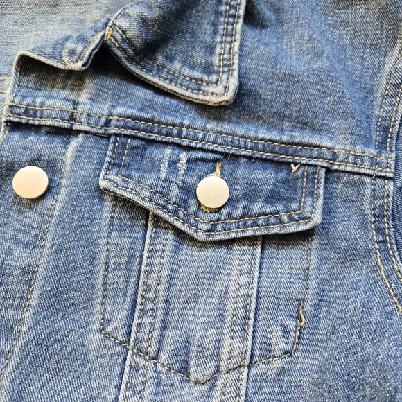 Stylish Blue Denim Jacket - Picture 2 of 6